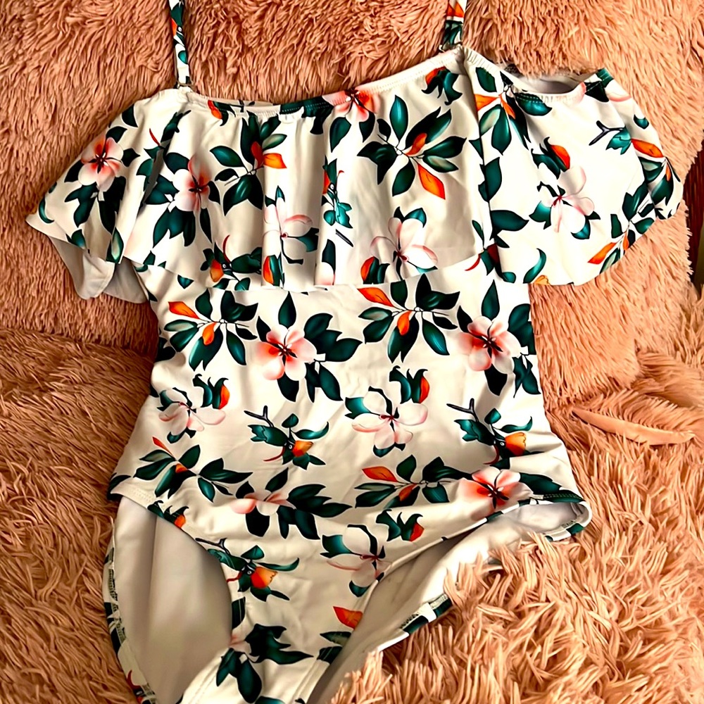 BEAUTIFUL NWOT FLIRAL ONE-piece ruffled shoulder swimsuit